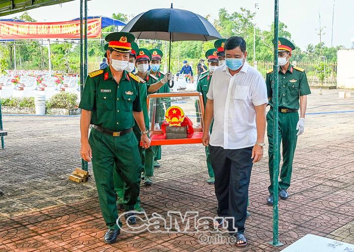 Đại tá Lê Quang Luật, Phó Chính uỷ Bộ CHQS tỉnh Cà Mau di chuyển hài cốt liệt sĩ đến khu vực lấy mẫu phục vụ giám định ADN, góp phần xác định danh tính, đưa các anh trở về với gia đình.
