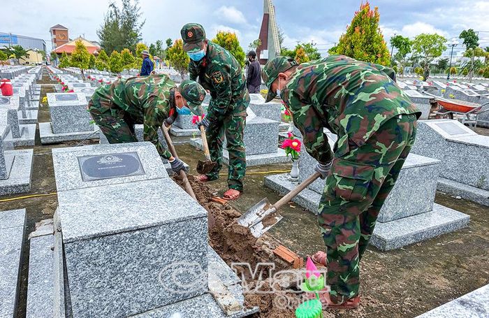 Cán bộ, chiến sĩ lực lượng vũ trang tỉnh Cà Mau khai quật, lấy mẫu  hài cốt liệt sĩ; thu thập, bảo quản các di vật được phát hiện trong quá trình tìm kiếm.