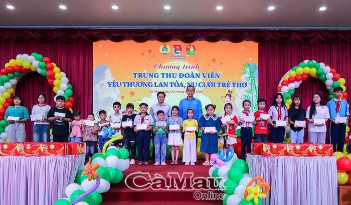 Đồng chí Bùi Tấn Bảy, Uỷ viên Ban Thường vụ Tỉnh uỷ, Phó Chủ tịch HĐND tỉnh (bên trái) và đồng chí Lý Công Bắc, Phó Chủ tịch Uỷ ban MTTQ Việt Nam tỉnh Cà Mau, Chủ tịch Liên đoàn Lao động tỉnh, trao học bổng cho các em có thành tích học tập tốt.