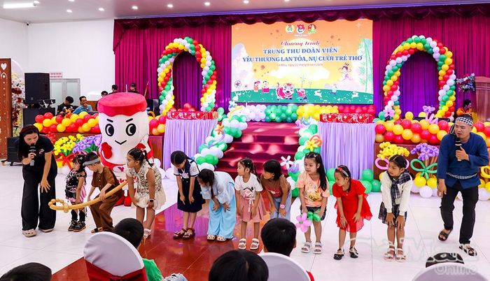Các em hào hứng tham gia trò chơi vui nhộn.