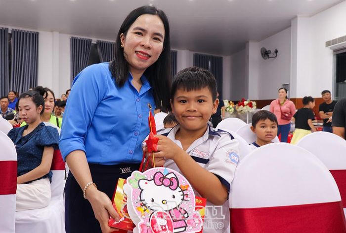 Các em thiếu nhi nhận quà bánh và lồng đèn Trung thu từ Ban tổ chức.