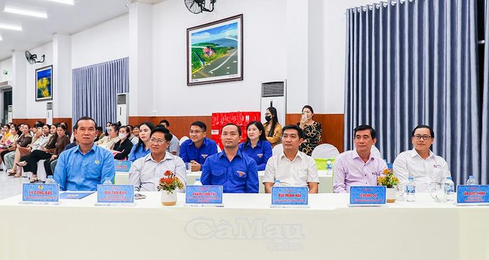 Các đồng chí lãnh đạo tỉnh và đại biểu dự chương trình “Trung thu đoàn viên - Yêu thương lan toả, nụ cười trẻ thơ”.