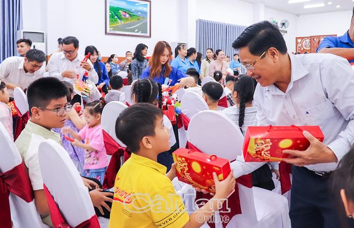 Phó Chủ tịch HĐND tỉnh Bùi Tấn Bảy tặng bánh Trung thu cho thiếu nhi.