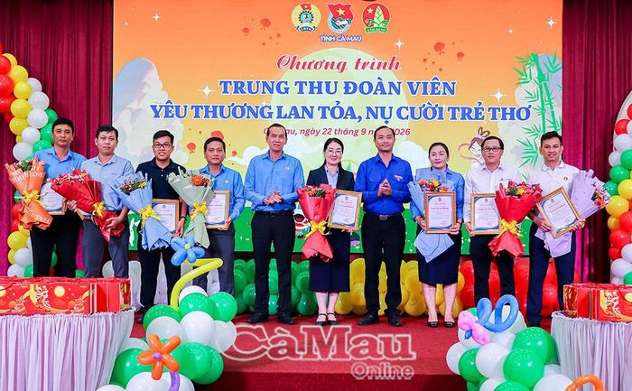 Chủ tịch Liên đoàn Lao động tỉnh Lý Công Bắc (bên trái) và Bí thư Tỉnh đoàn Phạm Tuấn Tài trao hoa, thư cảm ơn các đơn vị tài trợ, đồng hành cùng chương trình.