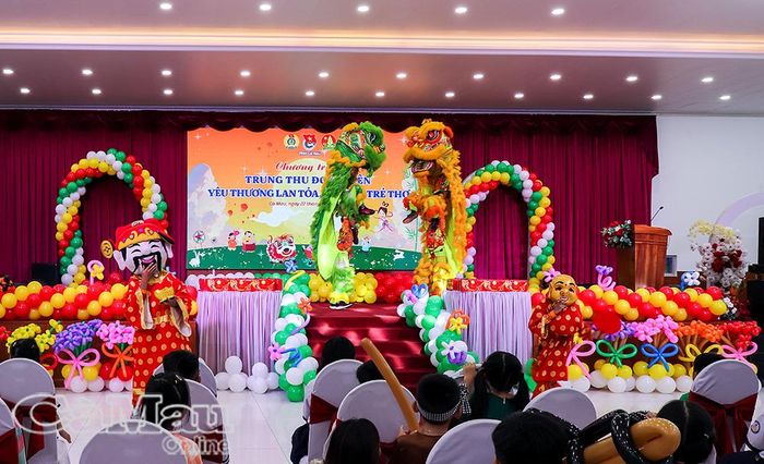 Múa lân mang đến không khí rộn ràng cho đêm hội Trung thu.
