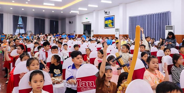200 thiếu nhi là con đoàn viên, công nhân, người lao động tham dự chương trình.