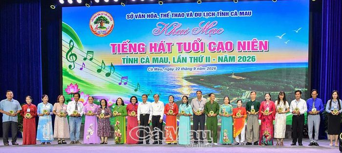 Ông Từ Hoàng Ân, Phó Giám đốc Sở Văn hoá, Thể thao và Du lịch và ông Phạm Anh Tuấn, Chủ tịch Hội Người cao tuổi tỉnh, tặng biểu trưng lưu niệm cho các đội tham gia Liên hoan.