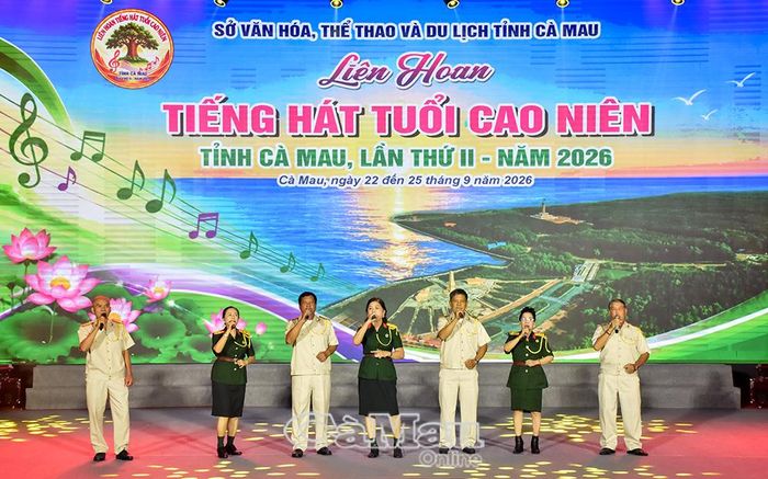 Tiết mục tốp ca múa “Chúng tôi là người lính Bác Hồ” của Câu lạc bộ Cao niên tỉnh Cà Mau.