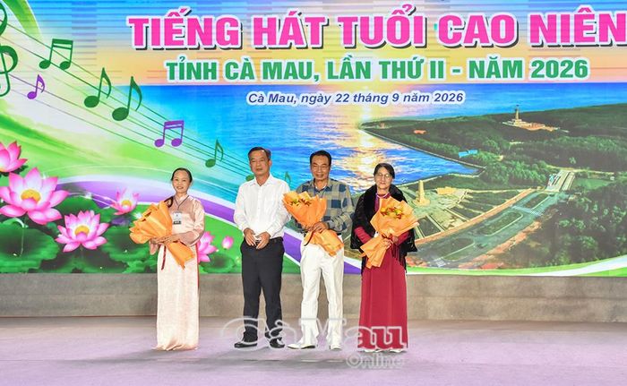 Ông Nguyễn Văn Khởi, Phó Chủ tịch Uỷ ban MTTQ tỉnh Cà Mau, Chủ tịch Hội Chữ thập đỏ tỉnh, tặng hoa Ban giám khảo Liên hoan.