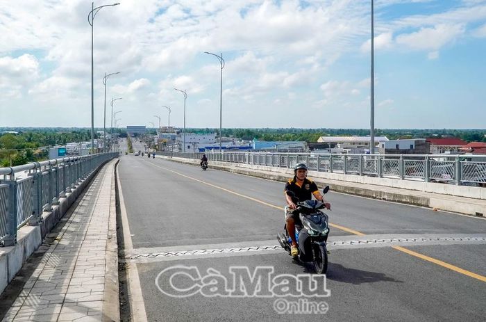 Hạ tầng giao thông trên địa bàn xã Sông Đốc thời gian qua được quan tâm đầu tư, tạo điều kiện xây dựng địa phương trở thành đô thị biển động lực của tỉnh.