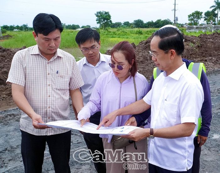Thời gian qua, tỉnh liên tục thành lập đoàn kiểm tra thúc đẩy tiến độ công trình, dự án trên địa bàn tỉnh. (Trong ảnh: Ðồng chí Hồ Thanh Thuỷ, Phó Bí thư Tỉnh uỷ, Chủ tịch Uỷ ban MTTQ Việt Nam tỉnh Cà Mau, kiểm tra Dự án Ðầu tư hệ thống hạ tầng kỹ thuật khu tái định cư trên địa bàn phường Bạc Liêu).