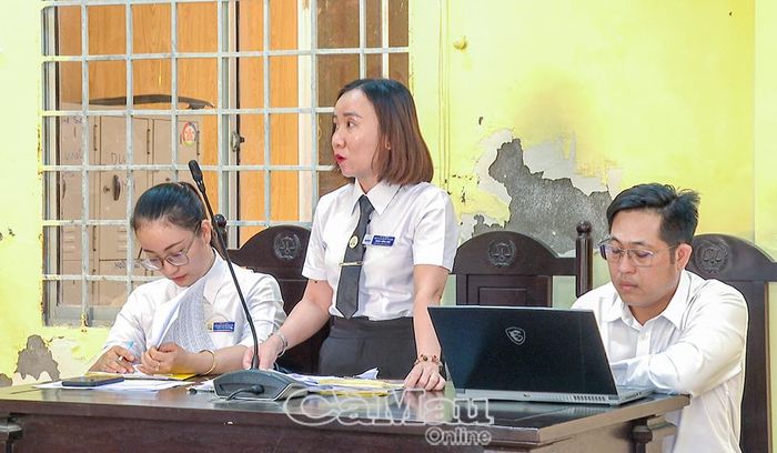 Trợ giúp viên pháp lý Trịnh Hồng Như tham gia bảo vệ quyền và lợi ích hợp pháp cho bị cáo là người DTTS tại phiên toà.