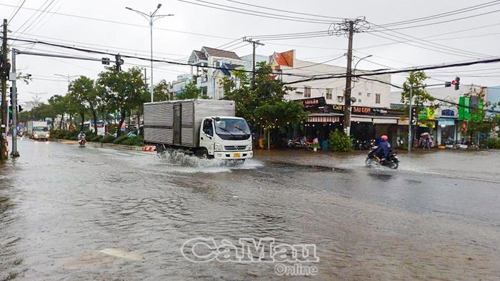 Đường 3/2, phường Tân Thành, ngập sau cơn mưa lớn vào sáng 23/9.