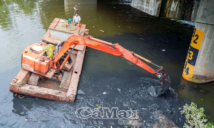 Thi công nạo vét, múc bùn đất lòng kênh xáng Phụng Hiệp, ứng phó tình huống ngập úng cục bộ