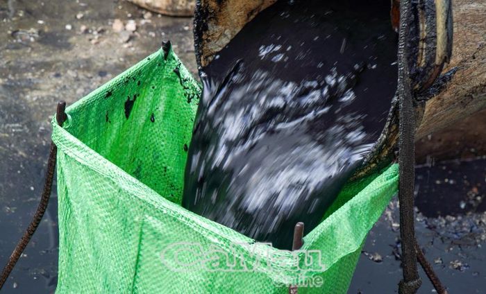 Bùn thải tích tụ lâu ngày kết hợp rác thải sinh hoạt là "nút thắt" khiến nước mưa không thể tiêu thoát nhanh ra sông, rạch.