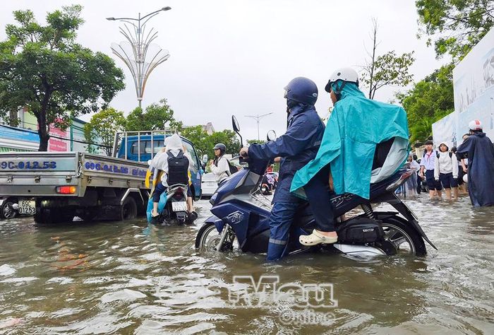 Thời điểm học sinh Trường THCS Tân Thành, phường Tân Thành, tan học, đường vẫn còn ngập nước.