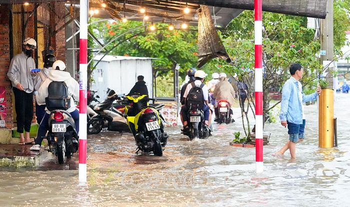 Nhiều người phải dẫn xe lên lề, di chuyển trên vỉa hè để tránh đoạn ngập sâu.