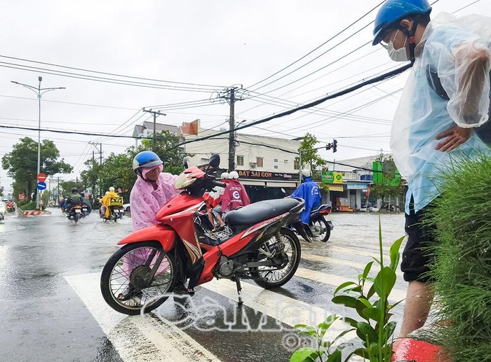 Nhiều phương tiện bị tắt máy khi lưu thông qua khu vực giao giữa đường Tôn Đức Thắng và đường 3/2.