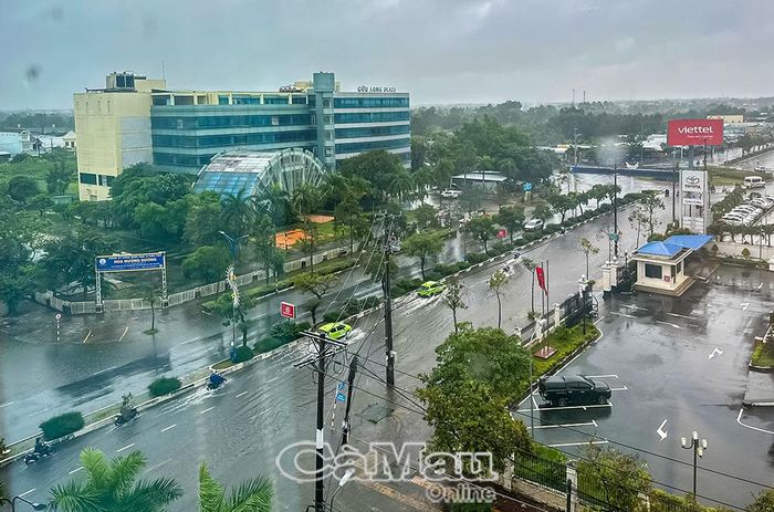 Tuyến đường Trần Hưng Đạo ngập nước sau mưa lớn.