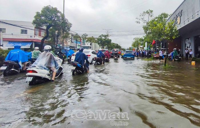 Ghi nhận đến trưa 23/9, một số tuyến đường nội ô vẫn còn ngập trong mưa.