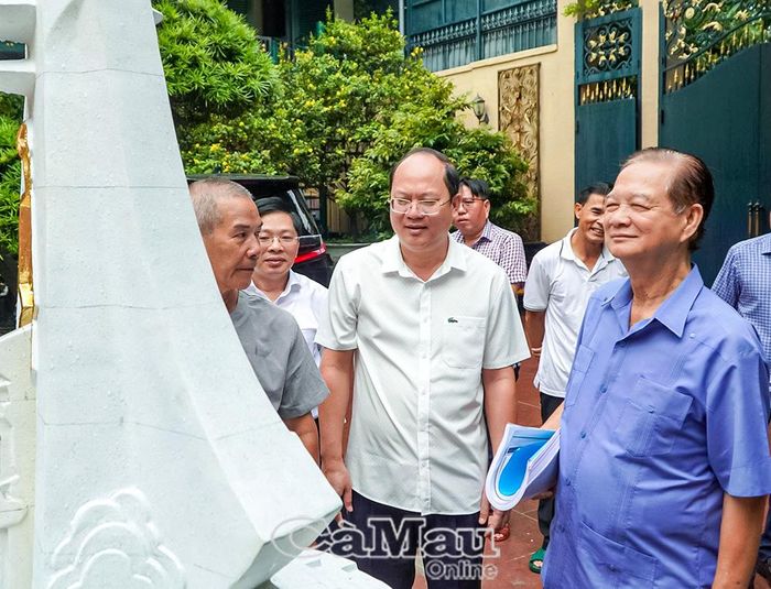  Nguyên Thủ tướng Nguyễn Tấn Dũng và Bí thư Tỉnh uỷ Cà Mau Nguyễn Hồ Hải khảo sát mô hình biểu tượng Chuông tri ân.