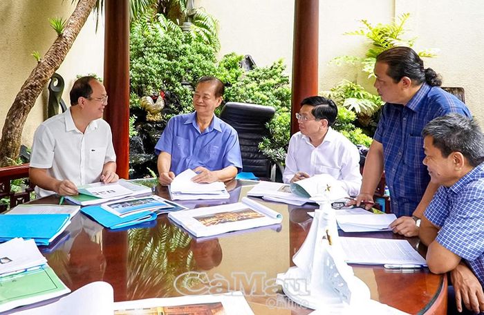  Nguyên Thủ tướng Nguyễn Tấn Dũng đóng góp nhiều ý kiến cho tỉnh Cà Mau hoàn thiện phương án kiến trúc và không gian trưng bày của công trình Đền Tưởng niệm.