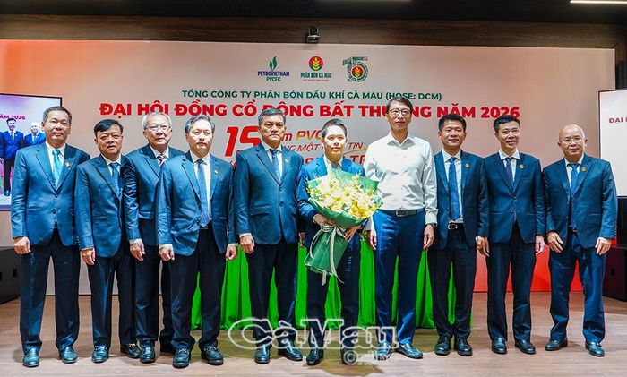 Đại hội tặng hoa chúc mừng ông Phạm Văn Phong được bầu làm thành viên HĐQT PVCFC nhiệm kỳ 2026-2031.