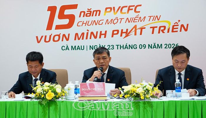 Đoàn Chủ tịch chủ trì đại hội.