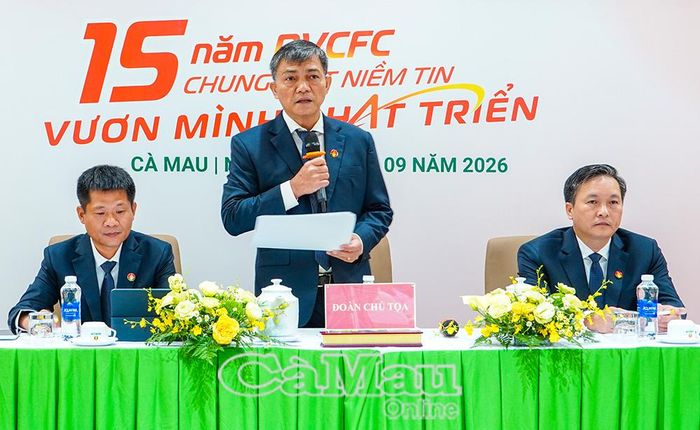 Đoàn Chủ tịch trả lời các vấn đề cổ đông đặt ra.
