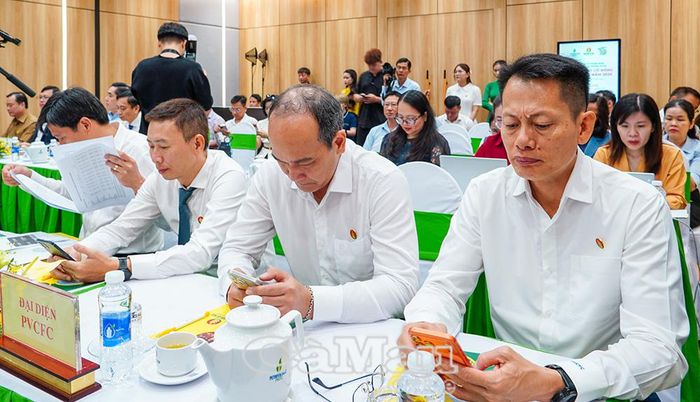 Cổ đông biểu quyết điện tử thông qua các nội dung của đại hội.