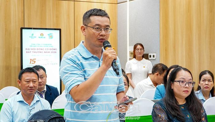 Các cổ đông có ý kiến đóng góp tại đại hội.