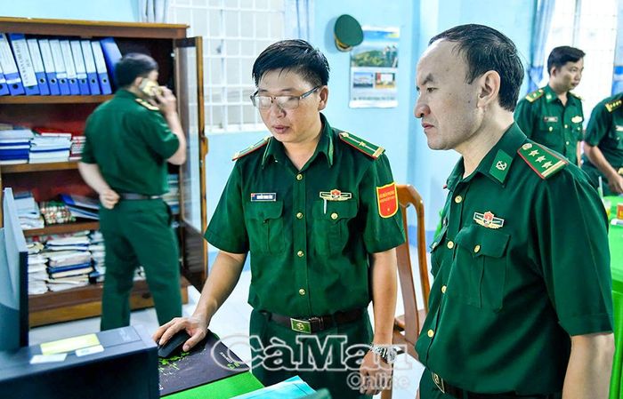 Đoàn công tác kiểm tra hệ thống quản lý hoạt động thiết bị giám sát tàu cá tại Trạm Kiểm soát biên phòng Đá Bạc.