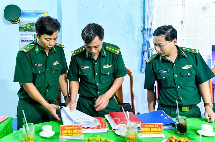 Đoàn công tác kiểm tra sổ công tác tại Trạm Kiểm soát biên phòng Sông Đốc.