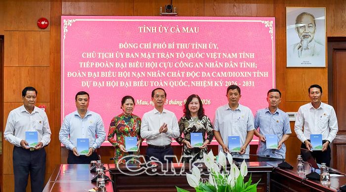 Phó Bí thư Tỉnh uỷ, Chủ tịch Uỷ ban MTTQ Việt Nam tỉnh Cà Mau Hồ Thanh Thuỷ trao quà cho Đoàn đại biểu Hội Nạn nhân chất độc da cam/dioxin tỉnh.