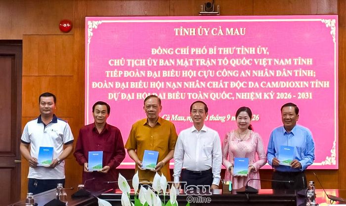 Phó Bí thư Tỉnh uỷ, Chủ tịch Uỷ ban MTTQ Việt Nam tỉnh Cà Mau Hồ Thanh Thuỷ trao quà cho Đoàn đại biểu Hội Cựu Công an nhân dân tỉnh.