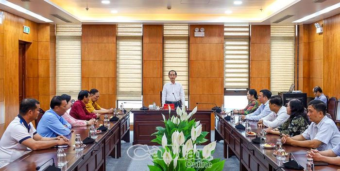 Đồng chí Hồ Thanh Thuỷ, Phó Bí thư Tỉnh uỷ, Chủ tịch Uỷ ban MTTQ Việt Nam tỉnh Cà Mau, phát biểu tại buổi gặp mặt các Đoàn đại biểu Cà Mau dự đại hội toàn quốc.