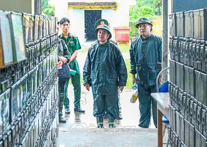 Thiếu tướng Nguyễn Văn Ngành kiểm tra hệ thống kho chứa đạn và công tác bảo quản, bảo dưỡng vũ khí, đạn trong mùa mưa.