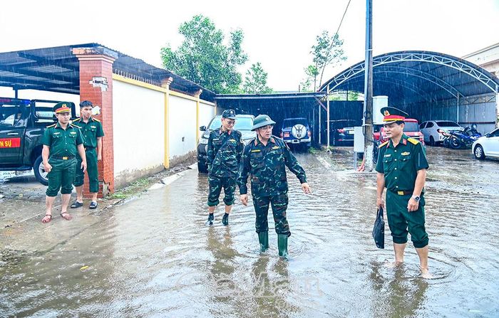 Thiếu tướng Nguyễn Văn Ngành kiểm tra khu vực doanh trại khối cơ quan Bộ CHQS tỉnh, yêu cầu bảo đảm an toàn hệ thống điện phục vụ sinh hoạt.