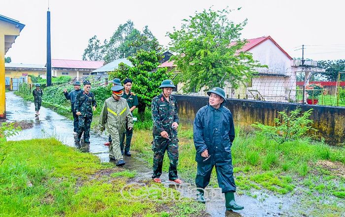 Thiếu tướng Nguyễn Văn Ngành kiểm tra khu vực xung quanh Đại đội Kho vũ khí - đạn.