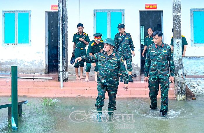 Qua kiểm tra thực tế, Thiếu tướng Nguyễn Văn Ngành chỉ đạo cán bộ, chiến sĩ Đại đội Thông tin khẩn trương vệ sinh doanh trại, khơi thông, xử lý hệ thống thoát nước.