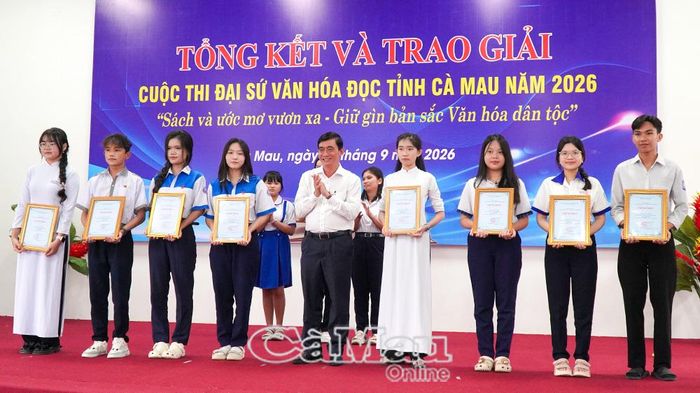  Tiến sĩ Lê Hoàng Dự, Phó Giám đốc Sở Giáo dục và Đào tạo, Phó Trưởng ban tổ chức, trao Giấy chứng nhận cho các thí sinh đạt giải Nhì.