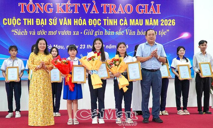  Ông Nguyễn Văn Đen, Phó Giám đốc Sở Văn hoá, Thể thao và Du lịch, Trưởng Ban tổ chức và bà Cao Xuân Thu Ngọc, Phó Giám đốc Báo và phát thanh, truyền hình Cà Mau, Trưởng ban Giám khảo, trao thưởng cho các thí sinh đạt giải Nhất.