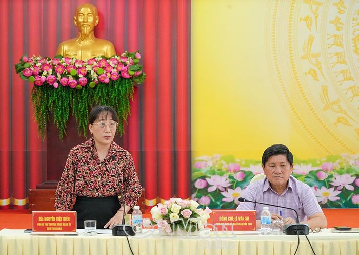 Bà Nguyễn Việt Biên, Phó Bí thư Thường trực Đảng uỷ, Chủ tịch HĐND xã Trí Phải, kiến nghị tỉnh tháo gỡ khó khăn vụ lúa - tôm.