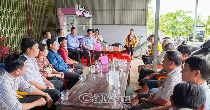 Phó Chủ tịch UBND tỉnh Lê Văn Sử gặp gỡ, lắng nghe bà con nông dân xã Trí Phải trao đổi về tình hình sản xuất.