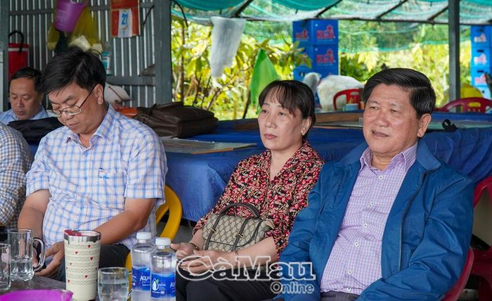Phó Chủ tịch UBND tỉnh Lê Văn Sử (bìa phải) động viên nông dân vượt qua khó khăn thời tiết đầu vụ, quyết tâm thực hiện thắng lợi vụ lúa - tôm năm nay.