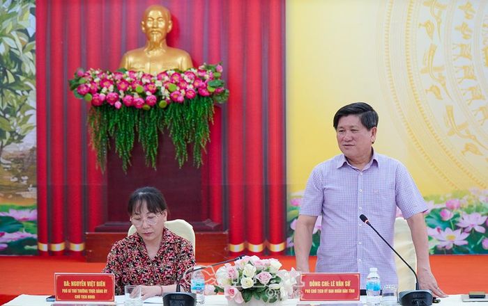 Phó Chủ tịch UBND tỉnh Lê Văn Sử đề nghị lãnh đạo UBND xã Trí Phải dồn sức đẩy nhanh tiến độ thực hiện các chỉ tiêu còn lại của năm, góp phần vào đà tăng trưởng chung của tỉnh.