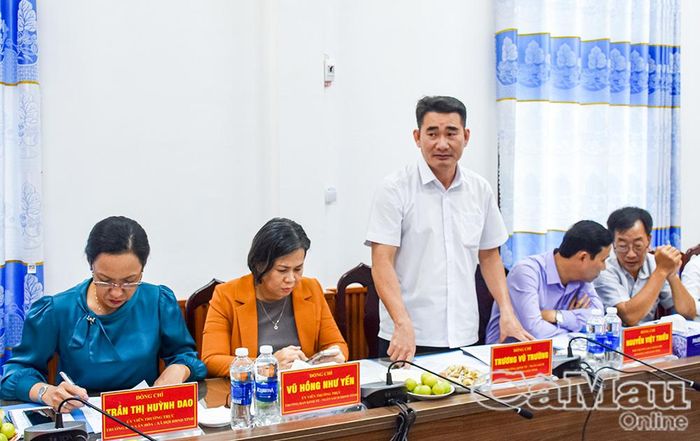  Đồng chí Trương Vũ Trường, Phó Trưởng ban Kinh tế - Ngân sách HĐND tỉnh, trao đổi một số nội dung với xã Châu Thới tại buổi làm việc.