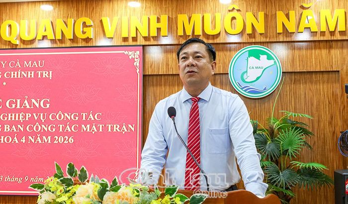 Tiến sĩ Phạm Thanh Tâm, Phó Hiệu trưởng Trường Chính trị tỉnh, phát biểu tại lễ bế giảng.