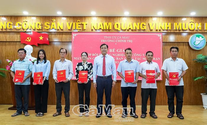 Phó Chủ tịch Uỷ ban MTTQ Việt Nam tỉnh Cà Mau Võ Thị Ngọc Hân và Tiến sĩ Phạm Thanh Tâm, Phó Hiệu trưởng Trường Chính trị tỉnh, trao chứng nhận hoàn thành khoá học cho học viên.