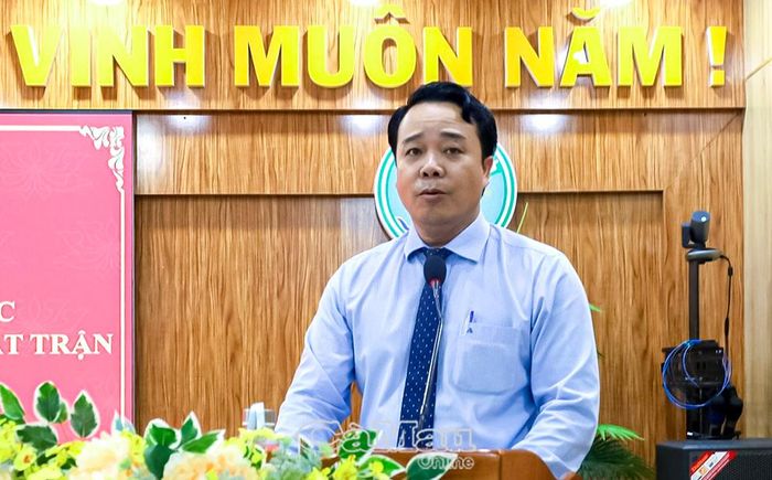 Thạc sĩ Lê Minh Đồng, giảng viên chính, Phòng Quản lý đào tạo, bồi dưỡng và Nghiên cứu khoa học, Trường Chính trị tỉnh, báo cáo kết quả khoá học.